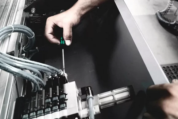 Person arbeitet an Pneumatikventilen